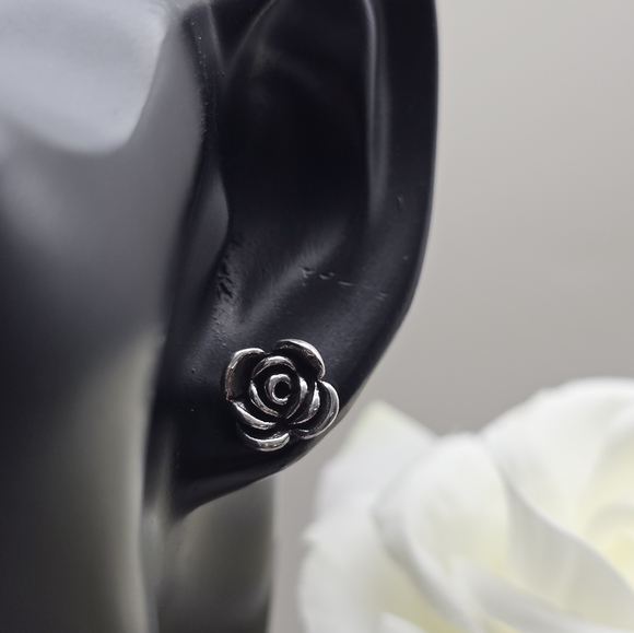 ❤️ MODERN ROSE STUD EARRINGS - Picture 6 of 10